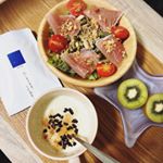 2018.12.21■#朝ごはん*生ハムサラダ(サニレタ､生ハム､きのこのマリネ､ミニトマト､パットフッテ､亜麻仁油)*ホットプロテイン豆乳ヨーグルトwith無添加ローカカオニブ @b&hellip;のInstagram画像