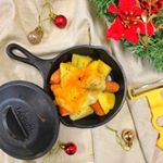 2018/12/21＊香草ポテトとソーセージの2種チーズがけ今日の主役はポテトピーラーです！(右下に注目)「じゃがいもの皮を薄く早く剥くことだけにこだわったピーラー」を作るために研究開&hellip;のInstagram画像