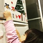 .クリスマスデコマグネットのおしゃれデザインSセット をお試しさせていただきました🎄✨.背伸びして届くか届かないかなのですが、それが楽しいようで冷蔵庫で毎日ペタペタしてます🧒🎶.マ&hellip;のInstagram画像