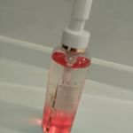 ICHIさんからプレゼントで頂きました！使用方法は本体を振って、水層と油層を、混ぜてから使います☆色が透明とピンクに別れているのが、わかりやすく見た目もカクテルみたいで可愛いです！すっとメ&hellip;のInstagram画像