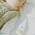 お昼寝中にもささっと保湿ケア🌟ついこの間アトピーだと診断され、最近は保湿ケアを入念に行っています。アピットDrジェルは伸びがよく、べたつかないので気に入っています。顔からからだまで使えてとっても便利！&hellip;のInstagram画像