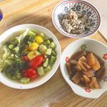 昨日はクリスマスパーティー🎉したので（2枚目）今日は一休みメニュー！.ブロッコリーとミニトマトのコンソメスープ大根の照り煮クリームチーズ納豆.女子力のたかい友達に尊敬の&hellip;のInstagram画像