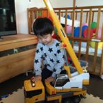 🐰今日は朝起きたら息子たちにクリスマスプレゼントが🎄🎁✨ブルーダーのクレーン車🚜✨かいりもゆうともすごいはしゃいで色んな所を触ってはキャッキャ言ってた😆💕クレーン車の先を伸ばしたら、か&hellip;のInstagram画像
