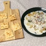 乾杯まで待てなさそうなパパにちゃちゃっとおつまみ一品ピエトロの贅沢トリュフクリームでクリスマスパスタ。ピンクペッパーをトッピングしてクラッカーを添えて白ワインと一緒に濃厚なクリームと贅&hellip;のInstagram画像