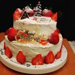 娘と一緒に二段ケーキを作りました。スポンジケーキとナッペは、私、飾りは小学一年生の娘が担当。#ケーキ作り #クリスマス#二段ケーキ#共立食品#手作りスイーツでクリスマス#monipla#k&hellip;のInstagram画像