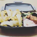 新しいお弁当箱～😇💓蓋が盛り上がってるから高さのある物が入れられて便利😌🙌てことで、今日はカツ丼にしてみました😂💓 #4点ロックドーム型弁当箱 #小森樹脂 #ドーム型弁当箱 #monipla #k&hellip;のInstagram画像