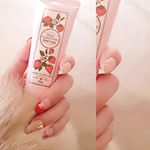 ＊ ＊ ＊すっごくいい匂いするー🤤🍓塗ってから🤳したらたまんない&hearts;️.いちご果汁を配合したご当地コスメ🍓Ebina Organic Farm🍓シリーズにハンドクリームが新発売！&hellip;のInstagram画像