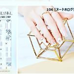 このデザイン、とっても素敵ですよねー😍これただのネイルシールじゃなくってちゃんとぷっくりジェルネイルなんです💅でもシールだから、貼るだけオンで剥がしてオフできちゃう✨お手軽なのにこのデザイン性！4&hellip;のInstagram画像