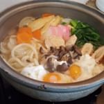 ちょっと寒くなってきましたので、煮込みうどんにしちゃいました付いていためんつゆを使って、にんじん、油揚げ、鶏肉、小松菜、かまぼこ、卵、ちくわ、タマネギ、シメジ、ねぎなどを加えたましたよ#亀&hellip;のInstagram画像