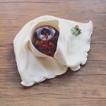 真夏以外は腹巻を愛用しています。最近はお洒落なデザインのものがあるので、見えても平気です。このシルク腹巻は手触りがやさしく、肌に触れても刺激がなさそうで安心です。これからの時期、お腹を&hellip;のInstagram画像