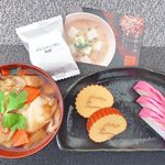 今年もよろしくお願いします☺️✨ 朝ごはん＊お雑煮＊伊達巻き＊かまぼこ今回#プレミ本舗 様より、「まるごとキューブだし&reg;️3個入り」をいただきました💞このキューブだしを使って、&hellip;のInstagram画像