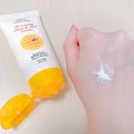 ..レイヴィーハンド&ネイルクリーム🍯ローヤルゼリー✨..お試しさせて頂きました🙌💓..サラッとしたクリームで、スーッと伸びが良いです🙆&zwj;♀️✨.すぐにサラ&hellip;のInstagram画像