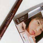 新年一発目。#pdc のニュアンスクリーミーライナーをお試しさせていただきました😊ペンをノックして液を出すタイプの#アイライナー です。クリーミーなリキッドタイプで細かいパールが入ってるか&hellip;のInstagram画像