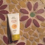 ...保湿に特化した@leivy_japanのハンド＆ネイルクリーム。いつも家事が終わったらぬって香りに癒されます。ベタつかずに使えてオススメ。とてもしっとりタイプのローヤルゼリー&hellip;のInstagram画像