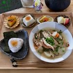 ✩新年あけましておめでとうございます.今年も緩々の投稿かと思いますが、よろしくお願いいたします.⁎梅味噌おにぎり 山本海苔⁎の味噌汁⁎南瓜の煮物 ⁎鹿島屋の豆腐 ⁎ヤーコンと人&hellip;のInstagram画像