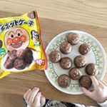 .おいしいストック...明治様より、【アンパンマンもっちりプチホットケーキ】を頂きました..冷凍してあって、自然解凍とレンジ解凍ができます✨子どもを待たせなくて良い&hellip;のInstagram画像
