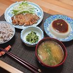 .ある日の献立🍴トンテキ サラダ添え🍴ふろふき大根 ゆず味噌🍴水菜のおひたし🍴かぼちゃとえのきのお味噌汁🍴雑穀ごはん大根、水菜、ねぎは 父の畑(家庭菜園)で採れたもの。お正月にいた&hellip;のInstagram画像