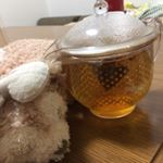 最近、朝起きると優雅に薔薇の紅茶を楽しんでおります💐.身体が温まるし、薔薇の香りで癒されるので今日も子育て頑張るぞー！という気持ちになれるので好き🥰.#ROSELABO #食べられ&hellip;のInstagram画像