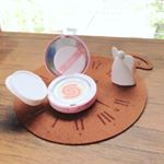 クリスマス前にかわいいラッピングで届いた、ホワイト クリーミークッション。こんなかわいい見た目で、しっかりSPF50+/PA++++です。スキンケアのラストに使います。ノーメイクの&hellip;のInstagram画像