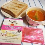 ～朝食～◆#全粒粉入り食パントースト&rarr;メープルシロップ◆#ジェントリースープ#トマトポタージュトマトの甘みや酸味はもちろんチキンや野菜、オリーブオイル、チーズなどの旨味とコクがきい&hellip;のInstagram画像