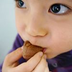 4歳の息子君の食欲がすごい！もともとよく食べる子だったのですが、冬になると毎年アンパンマンの様にパンパンになります(笑)最近おやつで食べた『明治それいけ！アンパンマン　もっちりプチホットケ&hellip;のInstagram画像