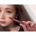 ..ピメルテットのカラーアイライナーでいつも通りのメイクに少しだけ付け足して違った雰囲気に..💄..黒目の真ん中から目尻に向かって太く引いて自然に馴染むようにしたら&hellip;のInstagram画像