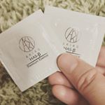 AKIKOのプレミアムエッセンスの美容液をお試しさせていただきました。モンドセレクション3年連続最高金賞しているだけあって、すごい美容液！一回量が少量なため足りるか不安でしたが、のびが&hellip;のInstagram画像