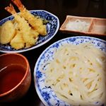 今日は金曜日なので、夕飯はいつもより手を抜いて(笑)さぬきうどんの亀城庵の本格讃岐うどん｢ツルっと亀～る｣メール便で届く半生うどんです。つゆまで入ってるから、おうちでは茹でるだ&hellip;のInstagram画像