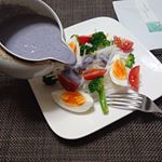 .マキベリーのお豆腐ドレッシング食欲減退の色？😁この色の正体はポリフェノールとアントシアニンを豊富に含むスーパーフードであるマキベリーなんです。裏ごししたお豆腐とマキベリーパウダー、オリー&hellip;のInstagram画像