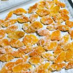 これは金柑の砂糖漬け？みたいなものですが、果物をスライスして干したり、この金柑のように甘く煮て、グラニュー糖をまぶしてもいいですね。チョコを砕いてケーキのトッピングにしたり、ホワイトチョコでふんわ&hellip;のInstagram画像