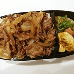 夫は今日も休日出勤へー🙏✨お疲れ様です😭&hearts;️モニプラで当選させて頂いた小森樹脂様からのお弁当箱を使って、モリモリ男弁を作りました🤗✨上手く撮れてないですが、２枚目の写真のように高さモリモリ&hellip;のInstagram画像