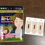 「口開けて寝とるで」っていつも旦那に言われてます🤣自覚症状ありあり！！朝起きたら、喉渇くし、唇カサカサ🙌💦辛いんです、私自身。で、前から薬局で見つけて気になっていた、口をふさぐテープ☺︎気にな&hellip;のInstagram画像