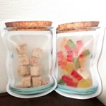 お気に入りの【まるごとキューブだし】を4/1カットの小分けにして、100均で見掛けた可愛いジッパー付きの袋に入れてみました💁✨瓶のほうが可愛いかなって思ったけど、調味料の棚に空きがなく&hellip;でもこれな&hellip;のInstagram画像