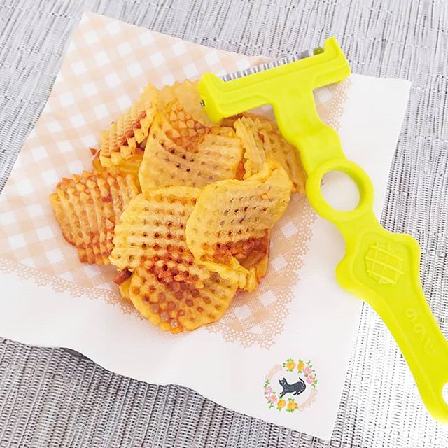 口コミ投稿：ポテトチップス揚げました🎵ワッフルピーラーで網目状に😀このピーラー、切れ味もよく…