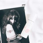 週末のスキンケアには﻿洗顔で落としきれない角質などを﻿しっかりオフしつつ、﻿美容液成分で潤いをキープしてくれるので﻿乾燥知らず・お肌をリセット！﻿﻿﻿洗顔後のお肌の水分を取&hellip;のInstagram画像