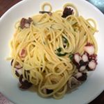 今日のお昼ごはん✨冷凍してたタコと、買ってきた青しそでパスタ☺️🧡しその香りと、タコ🐙の歯ごたえがたまらなく好き（╹◡╹）出汁と白ワインで炒めたシンプル料理だけど、また食べたい味に仕上がりまし&hellip;のInstagram画像