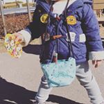 バックを持つという習慣がないので、首から下げるのを拒否されます。お家の中ではおままごと感覚でバックの中におもちゃの食べ物を入れて遊んでいます！生地がしっかりしています🌟#ライゼンタール&hellip;のInstagram画像