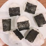 .おにぎりにするとこどもたちがいつもよりたくさん食べてくれます😋.伊豆大島の大自然の中で育ったお塩をいただきましたので使用してみました♡.#海の精 #おにぎり #塩むすび #海&hellip;のInstagram画像