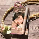 １本で２WAYのアイシャドウです♪お色はフェミニンベージュ。 スリムなので持ち運びに便利！この１本でリキッド・ペンシル両方楽しめます👏 ペンシルは繰り出し式で、やわらかいのでまぶたに軽い力&hellip;のInstagram画像