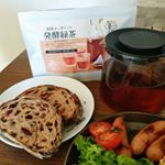 発酵緑茶をお試しさせていただきました！！ 発酵食品だからお腹が喜ぶ美味しさです。飲み口は発酵の香ばしさの中に緑茶のスッキリした若々しい葉っぱの味わいが感じられます❤紅茶とも烏龍茶とも違う味わい&hellip;のInstagram画像