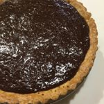 毎年誕生日と記念日とバレンタインは欠かさずなにか作ってる私🙋&zwj;♀️(節約にもなるよ)チョコタルトのリクエストがあったらちょっと面倒だなって思っちゃう😩でも手作りのほうが食べてくれる我が家🍰🍫&hellip;のInstagram画像