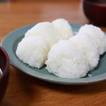 おはようございますー！！今日は久しぶりに早起きできました！！息子のお弁当作って、こちらも珍しく朝からおにぎりを&hellip;お試しさせて頂いた海の精のお塩で塩おむすび🍙塩だけなんてなんだか物足りな&hellip;のInstagram画像