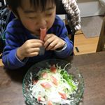 カニカマ大好きなむすこ☺︎☺︎何本たべるねーん！ってくらい食いつきよし☺︎オホーツクのカニカマは、天然の着色料使用で安心・安全に子供に食べさせてあげられる♡しかも、一本いっぽんが太くて&hellip;のInstagram画像