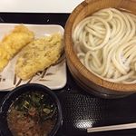 ランチに丸亀製麺に突撃しました😋毎月一日は釜揚げうどんが半額なんですよねー🤑いかとれんこんの天ぷらつけても安い〜😆ツルツルおいしい釜揚げうどん。また食べに行こう！#丸亀製麺#釜&hellip;のInstagram画像