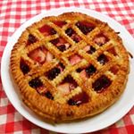 甘酸っぱくて甘い、クランベリーとりんごのパイを作りました。クランベリーソースは、市販のものでも。今回は、冷凍クランベリー90gと同量の砂糖とコーンスターチ半分と水大さじ1で5分くらい煮て作りました&hellip;のInstagram画像