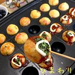 今日は、たこ焼きランチ♪♪プラス昨晩ごはんの余り物wも並べて。がっつりたっぷり炭水化物！！でもお昼ごはんだしね。お腹いっぱい食べても大丈夫〜♪♪さあて！午後もがんばりましょー☆#き&hellip;のInstagram画像