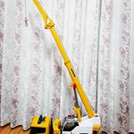 MAXの高さ!!!窓が小さいのではなく130cmもある。笑 乗っちゃダメだけど、大きいから最近乗ったり登ったり&hellip;そのうちクレーン折れそうで怖い💦 いつも恐竜が操縦したり、輸送されています(&hellip;のInstagram画像