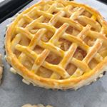 ...明治様より、パイシートを頂きました..冷凍できるし、思い立った時にすぐとりかかれて便利です室温に5分ほど置くと、使いやすくなりました✨シート自体もバターが濃厚で、&hellip;のInstagram画像
