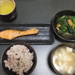 フリーズドライのかつお出汁、まるごとキューブだしを夕食に使ってみました！定番ですが、お味噌汁と煮浸しに😊✨これはわりとマジにおすすめ！😳沸かしたお湯にポンと入れるだけで、香り高い濃厚おダシ&hellip;のInstagram画像