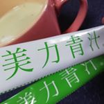 #ValentineDay💝美力青汁を使用して🍫#ホワイトチョコのトリュフ🍰#クリームチーズのパウンドケーキ☕#ホット豆乳 チョコや豆乳との相性もバッチリ🌟苦味の少ない抹茶&hellip;のInstagram画像